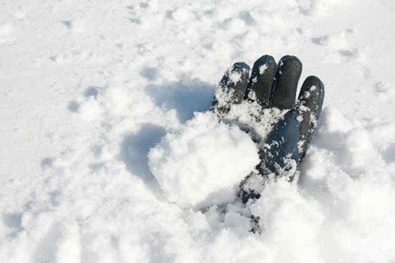 Маленького ребёнка в Коношском районе засыпало снегом