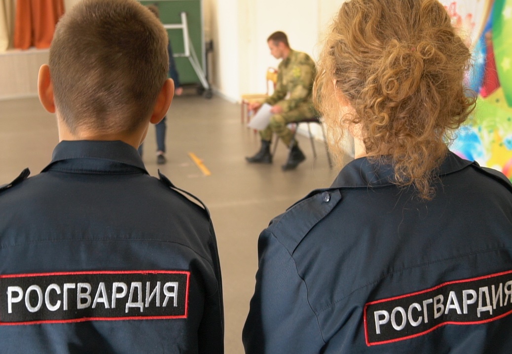 В Архангельске военнослужащий Росгвардии провел занятие с учениками кадетских классов
