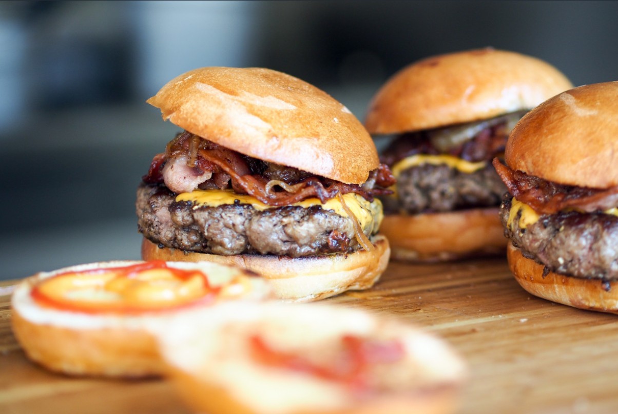 Диетолог-онколог рекомендует исключить переработанное и красное мясо для предотвращения рака кишечника