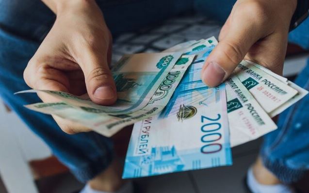 Рост зарплат в России: 28 секторов превысили 100 тысяч рублей в ноябре 2025 года