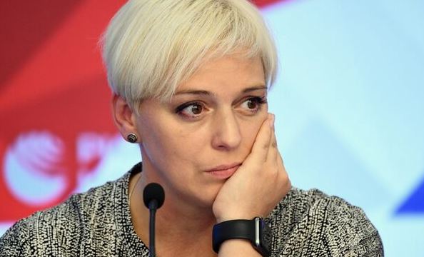 Актриса Нелли Уварова сообщила о легкой травме ноги, но готова к возвращению к работе