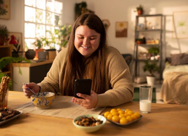 Гастроэнтеролог Кашух объяснила, чем опасно использование телефона во время еды