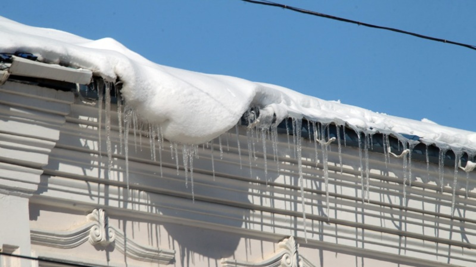 В Уфе власти призвали горожан быть осторожными из-за наледи и снежных глыб