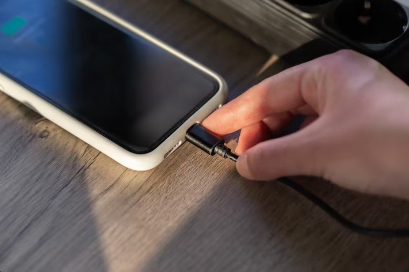 Роскачество призвало не оставлять зарядки в сети без необходимости