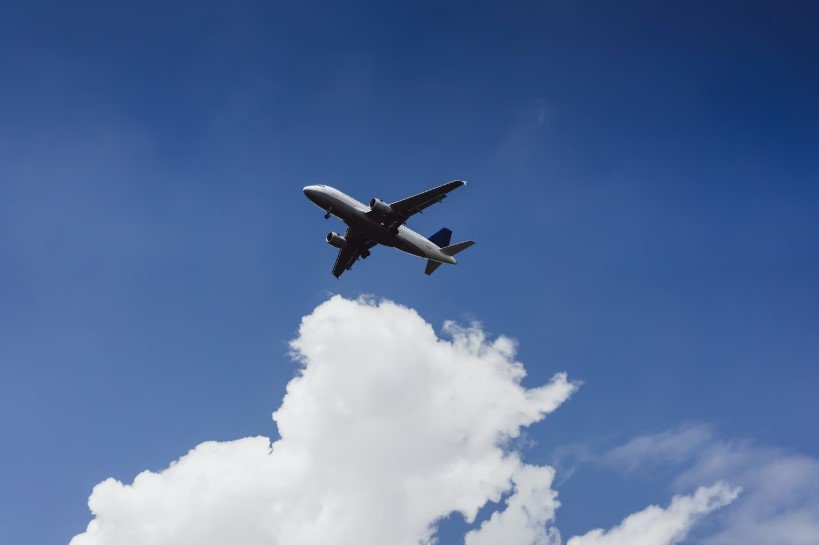 Рейс S7 Airlines в Дубай совершил вынужденную посадку в Карачи из‑за закрытия воздушного пространства Ирана и Израиля