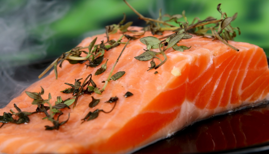 Беременным и гипертоникам рекомендовали ограничить лосось из-за рисков