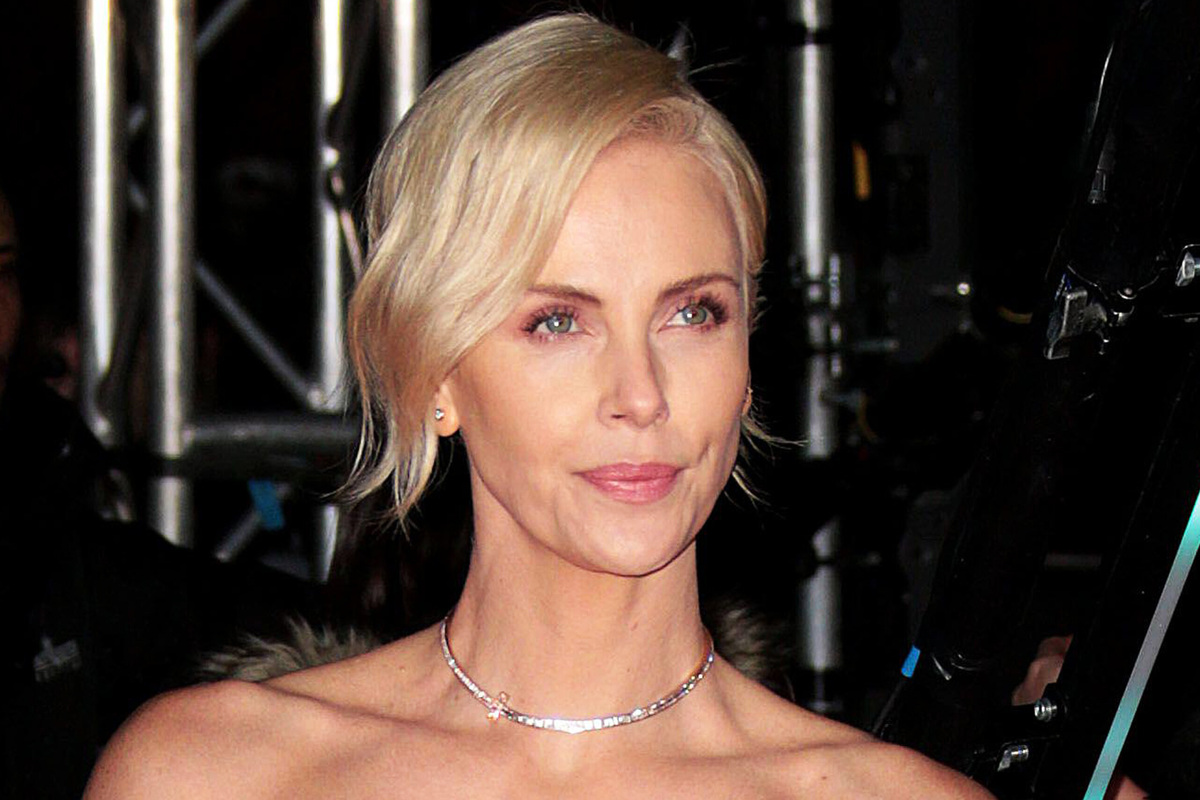 50-летняя Шарлиз Терон в откровенном мини-платье появилась на вечеринке перед «Оскаром» в Беверли-Хиллз