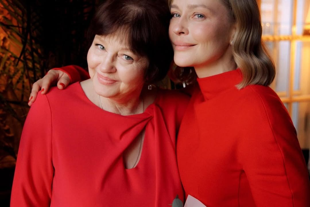 Юлия Пересильд показала семейные фото с мамой и дочерьми в ярко-красных нарядах