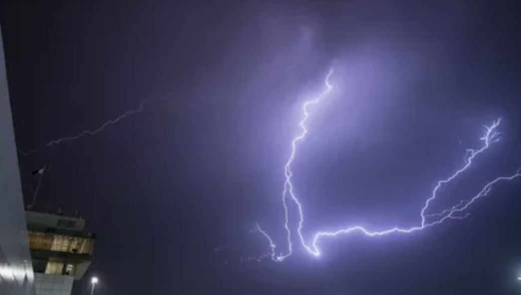 Аномальная гроза обрушилась на Катар, вызвав панику среди жителей