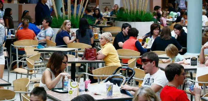 Психолог: подростки ищут свободу в фудкортах торговых центров